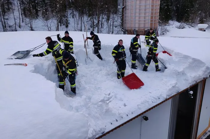 Benötigt wurden technische Einheiten mit Personal, Kranfahrzeuge mit Korb, sowie MRAS mit Schneeschaufeln, Schneehexen, persönliche Schutz- und Sicherheitsausrüstung zum Freimachen von Dächern von der Schneelast.