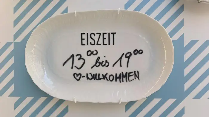 Der Eis-Greissler in der Rosengasse erklärt die Tageszeit von 13.30Uhr  bis 18.30 Uhr zur „Eiszeit“
