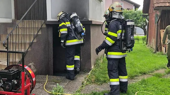 20 Einsatzkräfte der Feuerwehren Trag, St. Peter i. S., Hohlbach- Riemerberg und Schwanberg rückten am Mittwochvormittag aus, um ein Feuer im Keller eines Einfamilienhauses in Schwanberg zu löschen.