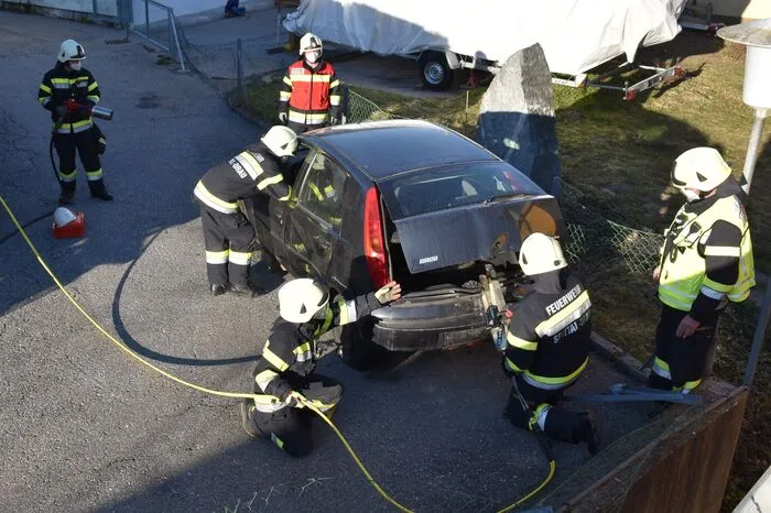 Mit hyrdaulischem Gerät wird ein Fahrzeug aufgezwängt...