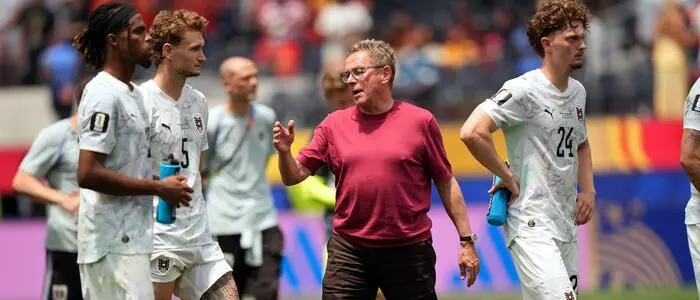 Hängende Köpfe bei Ralf Rangnick und seiner Mannschaft nach dem WM-Aus