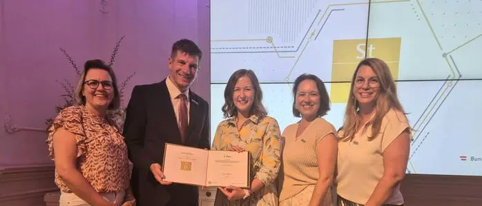 Das Team der Caritas Kärnten mit Cornelia Schneider, Dieter Berger, Michaela Auer-Welsbach und Simone Bliem (von links) mit Ministerin Claudia Bauer bei der Preisverleihung