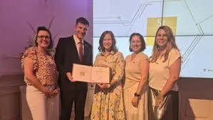 Das Team der Caritas Kärnten mit Cornelia Schneider, Dieter Berger, Michaela Auer-Welsbach und Simone Bliem (von links) mit Ministerin Claudia Bauer bei der Preisverleihung