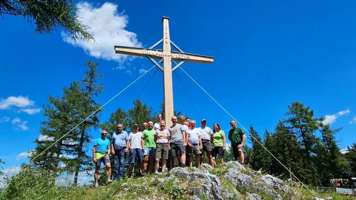 Anfang Juli wurde das neue Gipfelkreuz am Patscha aufgestellt, am 23. August wird es gesegnet