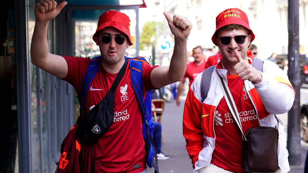 Fans des FC Liverpool - wohl aber nicht diese im Bild - reisten mit dem Boot nach Paris.