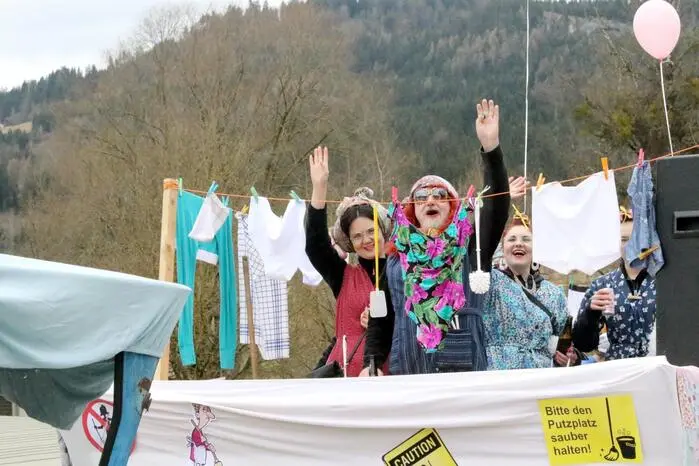 Übrigens: Ein Video vom kleinen, aber feinen Umzug gibt es auf Facebook Kleine Zeitung St. Veit/Feldkirchen zu sehen! Klicken Sie sich durch die Fotogalerie!            