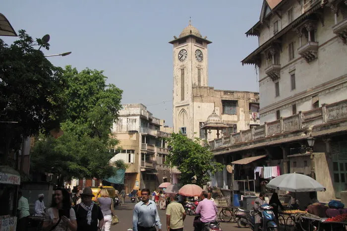 Der verbirgt sich in der Innenstadt von Ahmedabad hinter einer dicken Mauer, die sich auf einem kleinen Platz mit Uhrturm befindet.