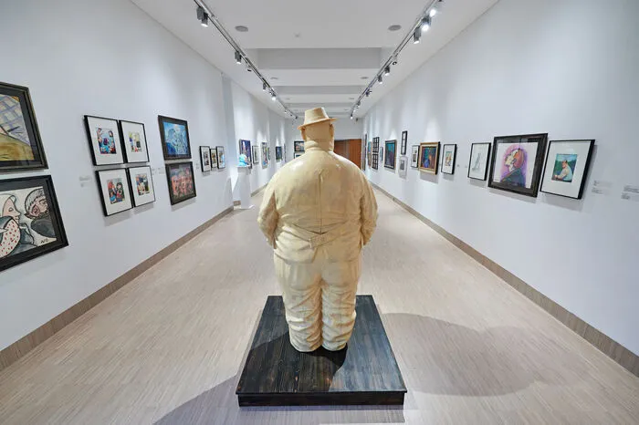 Insbesondere das „Hinauswachsen“ der Ausstellung in den öffentlichen Raum mit den „Deix/Berg-Fassaden“ unter dem Titel „Lachen ist gesund“ erfreut sich positivster Publikumsresonanz.