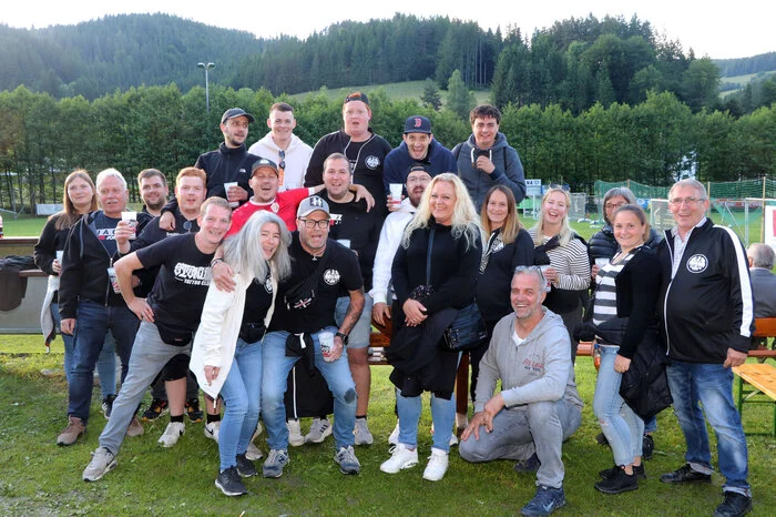 Karina Schultheiss feierte mit ihrer Fangruppe der „F-Crew“ aus Gießen in BRD-Hessen am Sportplatz ihren Geburtstag.