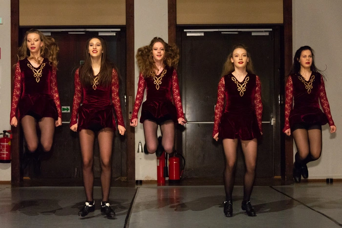 Feurige Mitternachtseinlage mit der O’Kelly Irish Dance Academy.