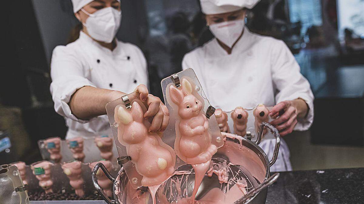 Bei der Herstellung der süßen Osterhasen muss jeder Handgriff sitzen