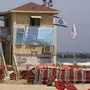 In Tel Aviv waren nach den Lockerungen im Mai Strände und Lokale wieder voll - nun sollen Masken an den Türmen der Wasserrettung wieder zur Vorsicht mahnen