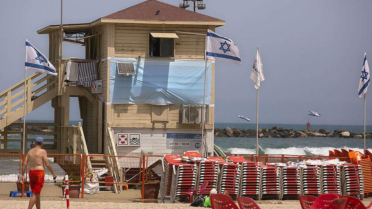 In Tel Aviv waren nach den Lockerungen im Mai Strände und Lokale wieder voll - nun sollen Masken an den Türmen der Wasserrettung wieder zur Vorsicht mahnen