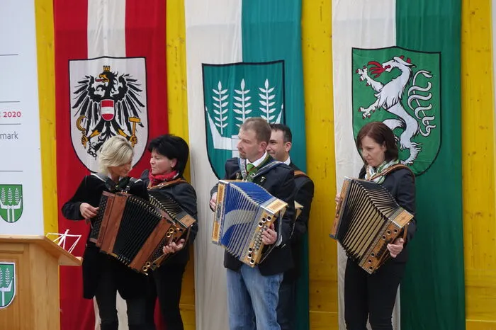 Ein Harmonika-Ensemble vom Stoanineum spielte auf.