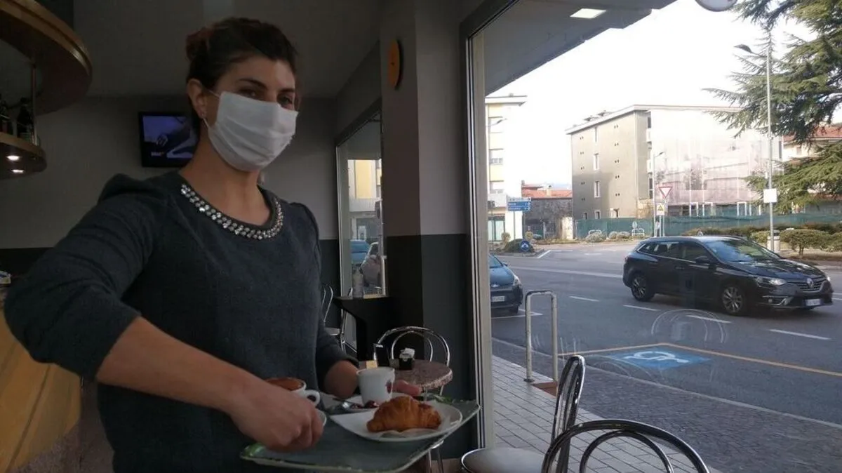 Kellnerin Elisa Forte in Majano - die Vorhänge mussten abgenommen werden damit die Polizei im Vorüberfahren überprüfen kann, ob Vorschriften eingehalten werden