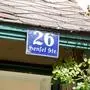 Blaues Hausnummernschild mit der Nummer 26 und der Aufschrift Henselstraße | In der Henselstraße befindet sich das Bachmann-Haus. Nach der Schriftstellerin soll demnächst auch ein Platz benannt werden