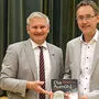 Autor Rudolf Schlaipfer (re.) mit Bürgermeister Christian Sander