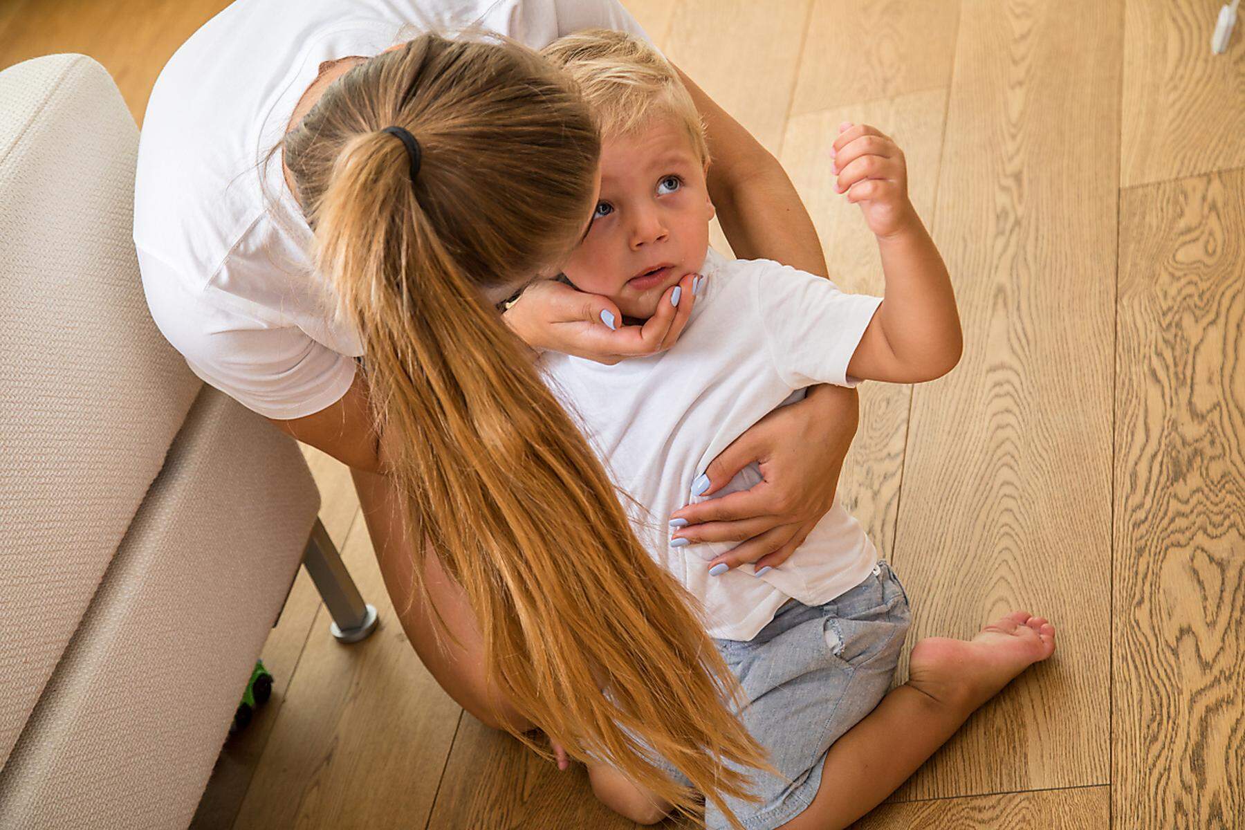 Wenn das Kind „Scheiße“ sagt: Wie Eltern darauf reagieren sollten