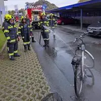 Aufgrund der raschen Löscharbeiten der Feuerwehr und der schnellen Reaktion der Fahrradbesitzerin konnte das Feuer schnell gelöscht werden