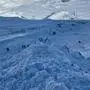 ABD0036_20251127 - NEUSTIFT IM STUBAITAL - ÖSTERREICH: ++ HANDOUT ++ ZU APA0313 VOM 27.11.2025 - Bei einem Lawinenabgang im freien Skiraum am Stubaier Gletscher in Tirol (Bezirk Innsbruck-Land) sind Donnerstagvormittag, 27. November 2025, acht Wintersportler - fünf Deutsche, zwei Bulgaren und eine Österreicherin - teilverschüttet worden. Vier davon wurden leicht verletzt, teilten die Stubaier Gletscherbahnen mit. - FOTO: APA/BERGRETTUNG NEUSTIFT - ++ WIR WEISEN AUSDRÜCKLICH DARAUF HIN, DASS EINE VERWENDUNG DES BILDES AUS MEDIEN- UND/ODER URHEBERRECHTLICHEN GRÜNDEN AUSSCHLIESSLICH IM ZUSAMMENHANG MIT DEM ANGEFÜHRTEN ZWECK UND REDAKTIONELL ERFOLGEN DARF - VOLLSTÄNDIGE COPYRIGHTNENNUNG VERPFLICHTEND ++