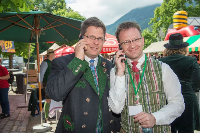 Im Dauereinsatz: Narzissenobmann Christian Seiringer und sein Stellvertreter Siegfried Zink.