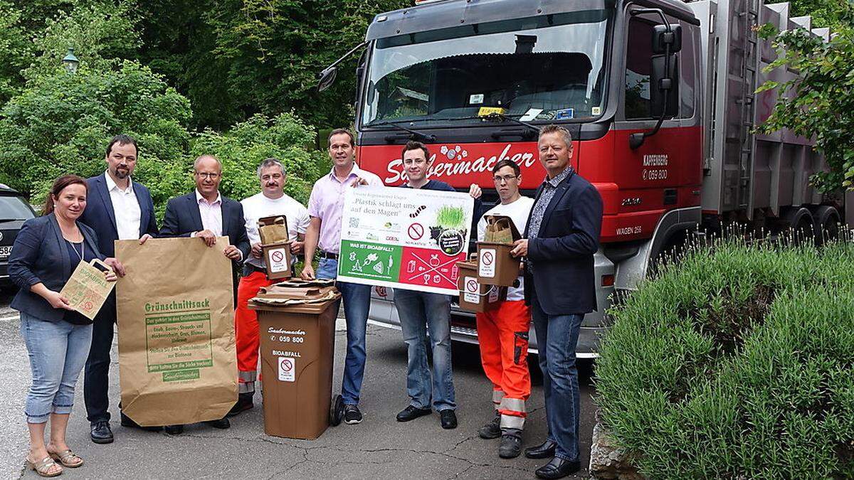 Vertreter von Mürzverband, Saubermacher und der Gemeinde Aflenz gehen gegen den Plastikmüll vor