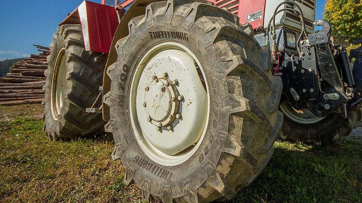 Weil er auf seinen Traktor aufspringen wollte, kam ein Landwirt mit dem Fuß unter das Hinterrad (Archivbild)