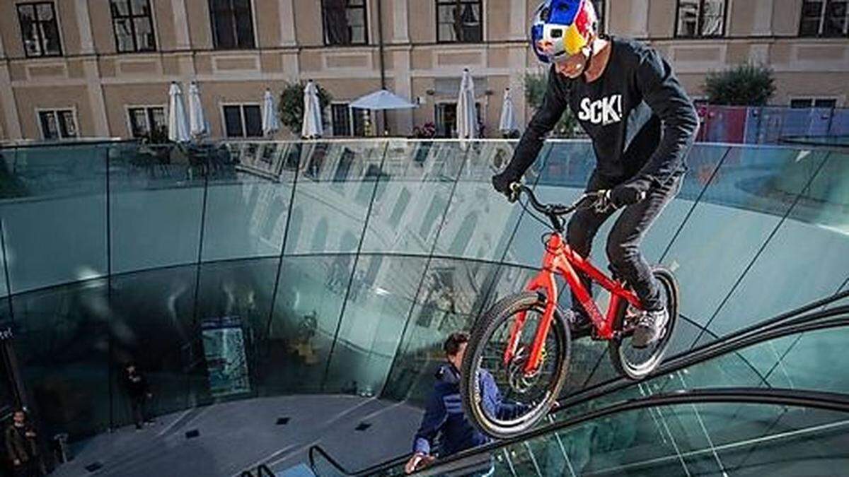 Rolltreppen sind für Fabio Wibmer und sein Bike kein Hindernis 