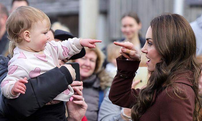 Prinzessin Kate alberte beim Besuch in Cornwall mit einem kleinen Mädchen herum