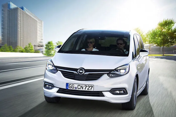 Opel bietet den Van mit zwei IntelliLink-Infotainment-Systemen an. Das Infotainment-System R 4.0 IntelliLink holt die Welt der Smartphones in die Lounge auf Rädern und ist sowohl mit Apple CarPlay als auch mit Android Auto kompatibel.