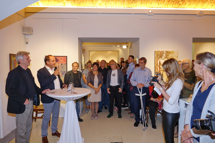 Bürgermeister Christoph Stark war vom Besuch überwältigt und freute sich über die Ausstellung der bekannten Weizer Kunstschaffenden.  