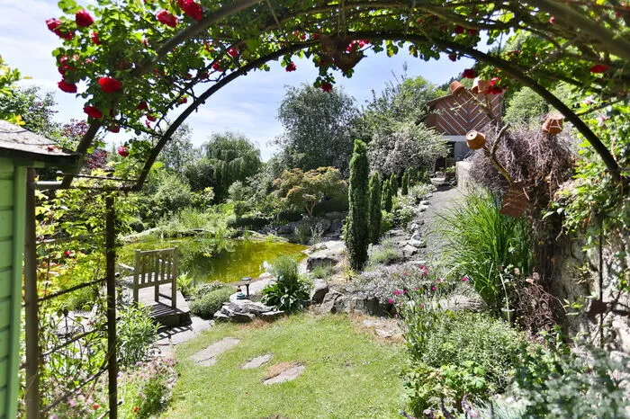 „Wir haben die Gartenzimmer wie bei einem Haus geplant und im Laufe der Zeit ausgebaut und eines an das andere gefügt“, erzählt die Leobnerin. Das setzte allerdings umfassende Terrassierungen voraus.