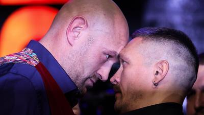 Tyson Fury (links) und Oleksandr Usyk (rechts) treten gegeneinander im „Ring of Fire“ an