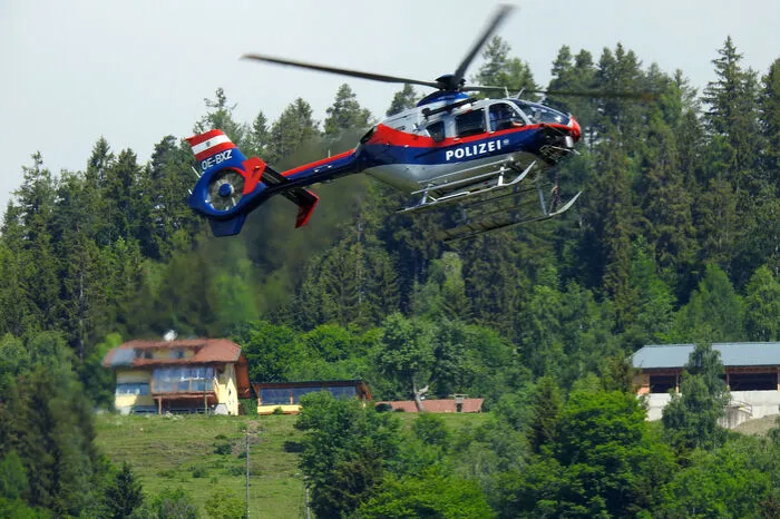 Auch der Polizeihubschrauber Libelle ist im Einsatz.