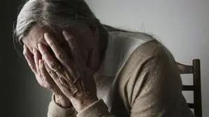 Eine verzweifelte Frau | Menschen in psychischer Notlage können sich an den psychiatrischen Krisendienst wenden