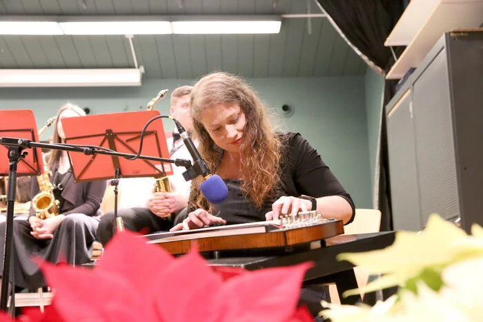 Übrigens: Als Solisten brillierten Damjana Praprotnik (Zither), ... 