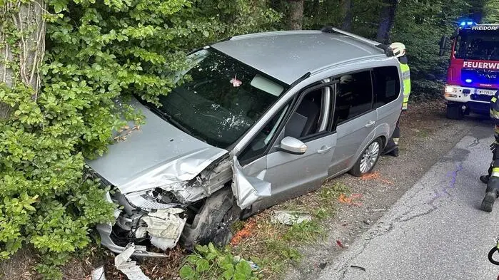 Der 32-Jährige stieß zuerst leicht mit einem vor ihm fahrenden Auto zusammen – und landete beim Ausweichen im Straßengraben