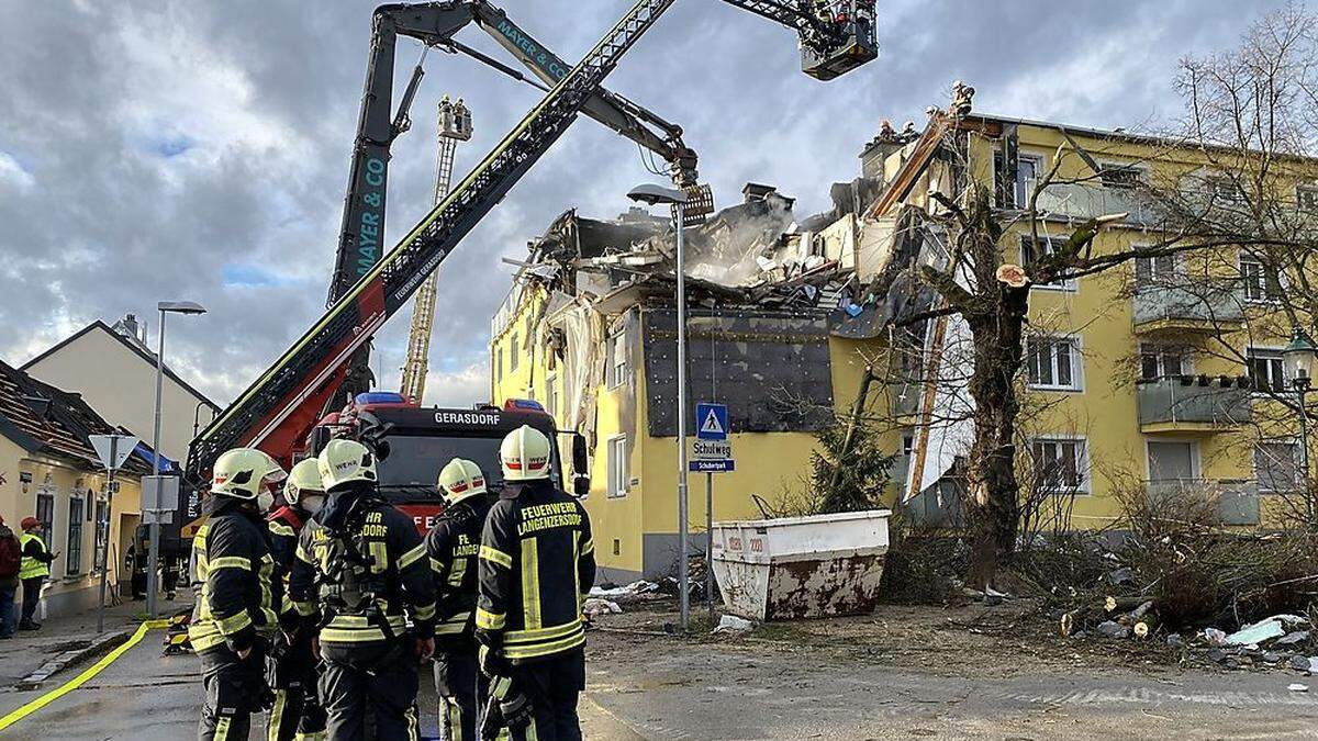 Abbrucharbeiten sollen Samstagfrüh fortgesetzt werden