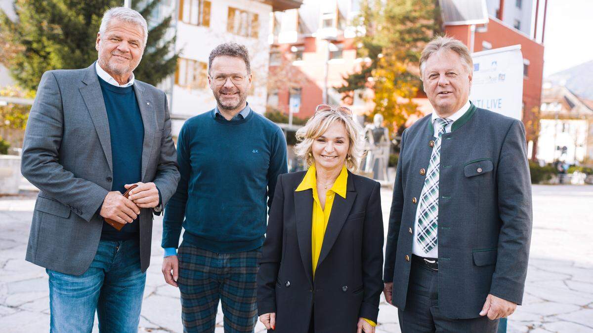 Gerhard Köfer, Roland Griessmair, Elisabeth Blanik und Leopold Astner präsentieren den „Süd Alpen Raum“. Nicht alle sind von der Sinnhaftigkeit der präsentierten Visionen überzeugt