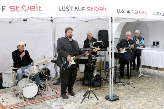 ... für den musikalischen Aufputz sorgte die Kultband „The Roletts“. 
