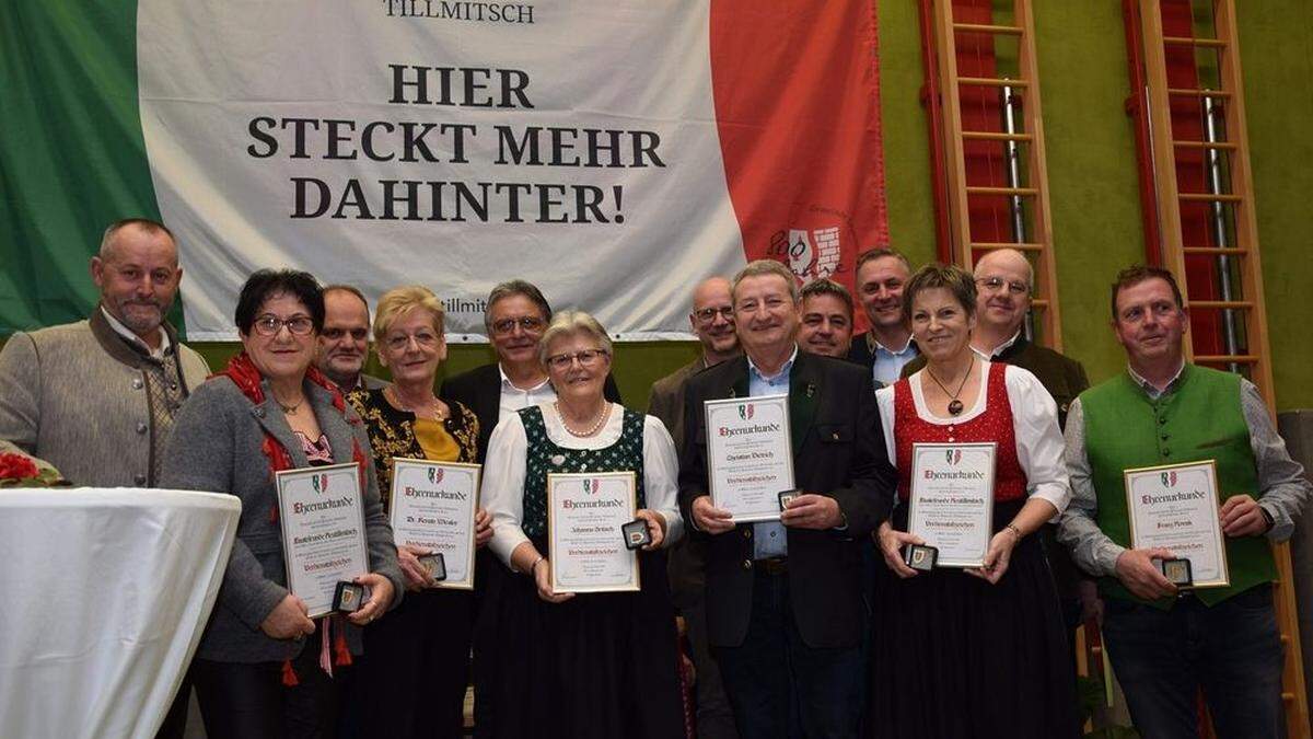 Bürgermeister Erich Macher und seine Gemeindefunktionäre freuen sich mit den Geehrten	