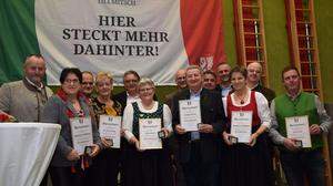 Bürgermeister Erich Macher und seine Gemeindefunktionäre freuen sich mit den Geehrten	