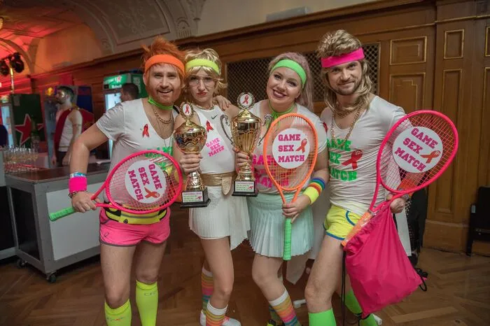 ... eine sportliche Tennisrunde ("Game Sex Match") ...