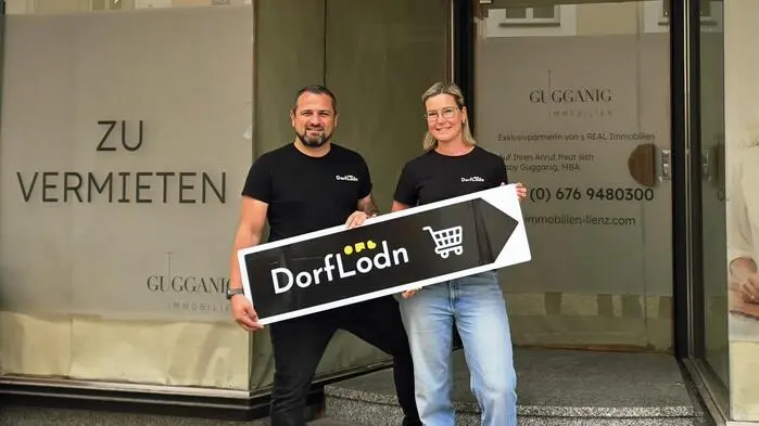 Eine Frau und ein Mann lachen in die Kamera