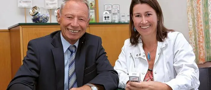 Gernot Fischer steht auch mit 91 Jahren noch an der Spitze. Seit 2004 ist seine Tochter Ulla Kassegger die zweite Geschäftsführerin der Pharmonta Dr. Fischer GmbH