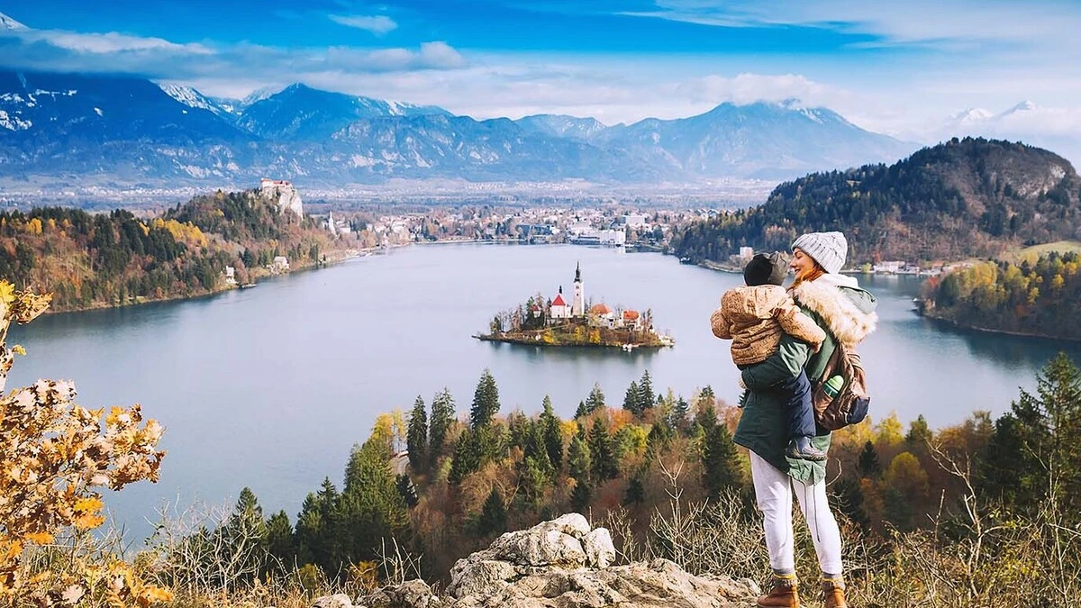 Der Alpen-Adria-Raum, wie hier das idyllische Bled in Slowenien, bildet jeden Samstag einen Schwerpunkt im Reiseteil