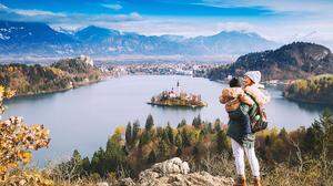 Der Alpen-Adria-Raum, wie hier das idyllische Bled in Slowenien, bildet jeden Samstag einen Schwerpunkt im Reiseteil