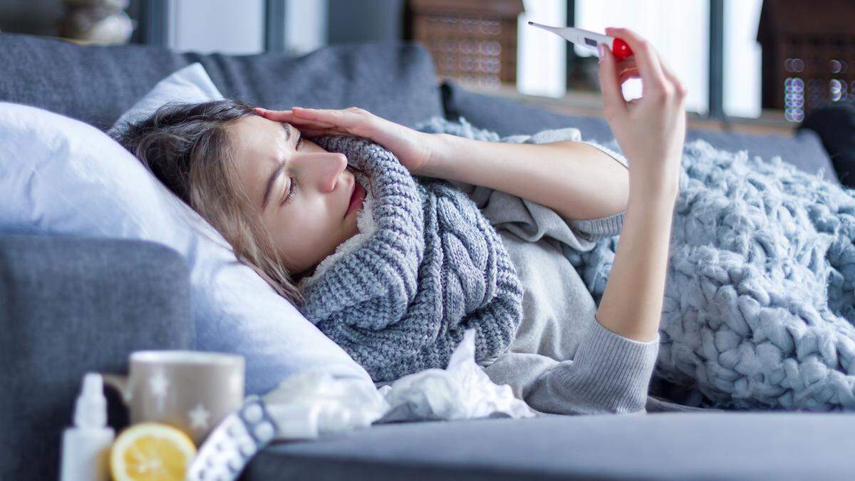 Bei der echten Grippe treten die Symptome quasi sprunghaft auf. Hohes Fieber zwischen 38 und 40 Grad ist keine Seltenheit