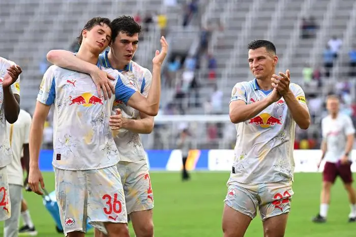 Salzburg's Sweden’s defender #36 John Mellberg, Salzburg's Danish defender #02 Jacob Rasmussen and Salzburg's Austrian defender #22 Stefan Lainer acknowledge supporters at the end of the FIFA Club World Cup 2025 Group H football match between Austria's FC Salzburg and Saudi's Al-Hilal at the Audi Field stadium in Washington, DC, on June 22, 2025. (Photo by ROBERTO SCHMIDT / AFP)