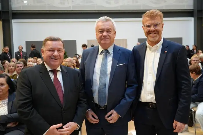 Freude bei Stadtchef Harald Bergmann (rechts) und LH-Stellvertreter Anton Lang (SPÖ) und Landesrat Werner Amon (ÖVP).